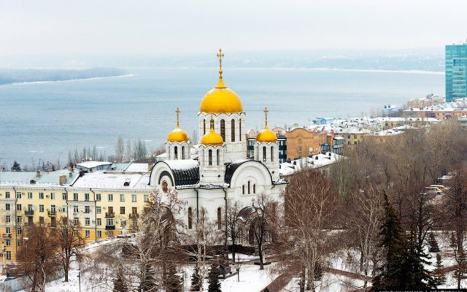 Самара зимой фото. Храм Георгия Победоносца зимой Самара. Храм на Волге Самара. Самара зима. Город Самара зимой.