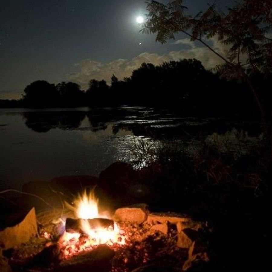 Фото костра на природе ночью