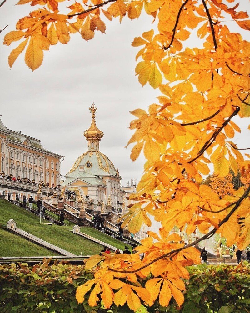 Петергоф в Санкт-Петербурге осенью