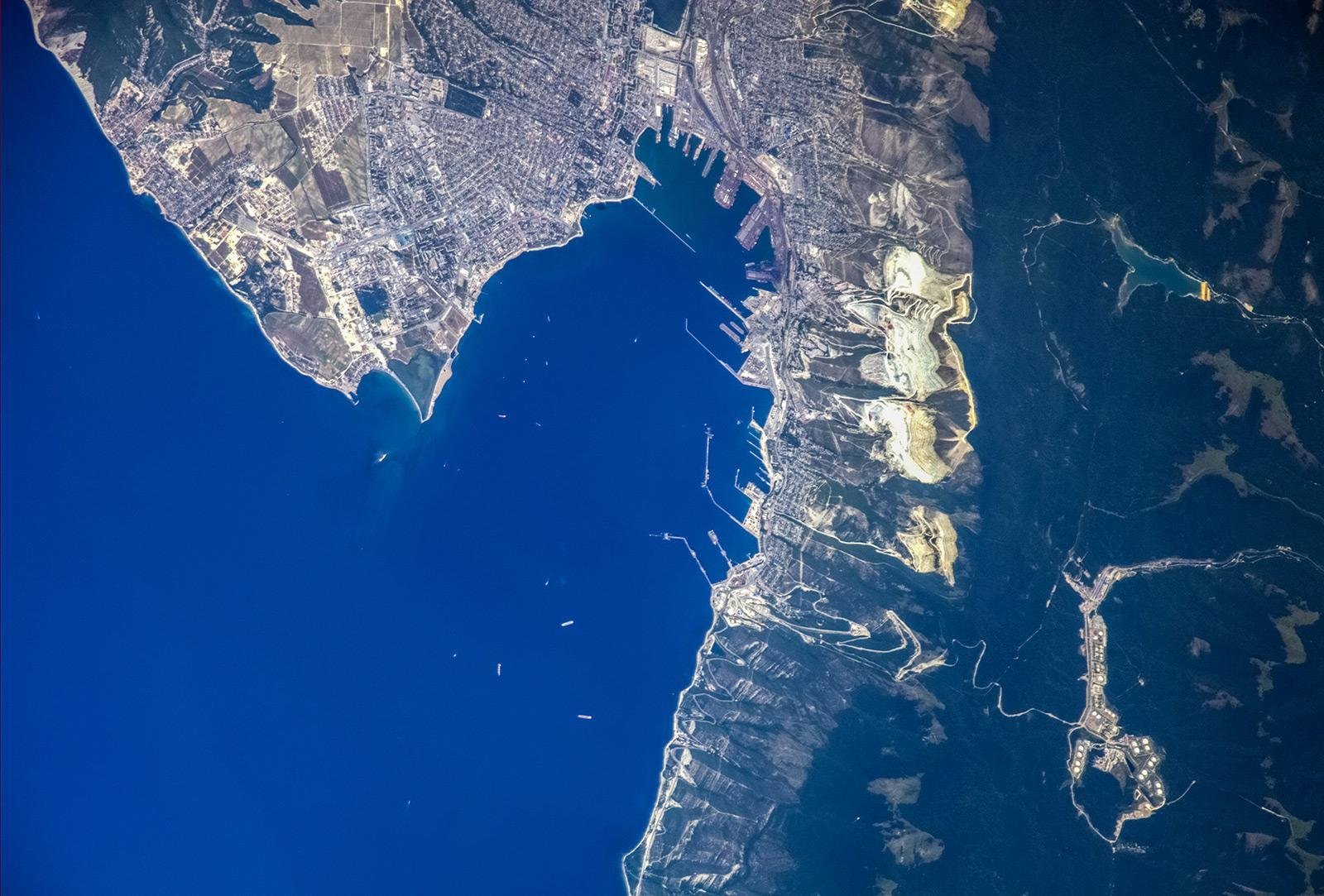 Спутник море. Цемесская бухта. Снимки МКС из космоса Краснодар. Черное море с космоса.