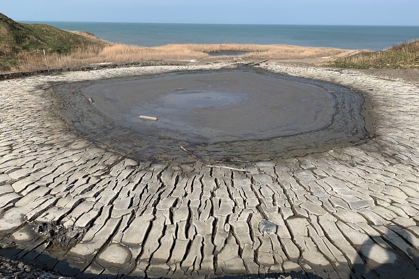 Лечебные грязи на азовском море. Вулкан Тиздар Азовское море. Грязевой вулкан Карабетова сопка Тамань. Грязевой вулкан Тиздар. Грязевой вулкан Анапа Тиздар.