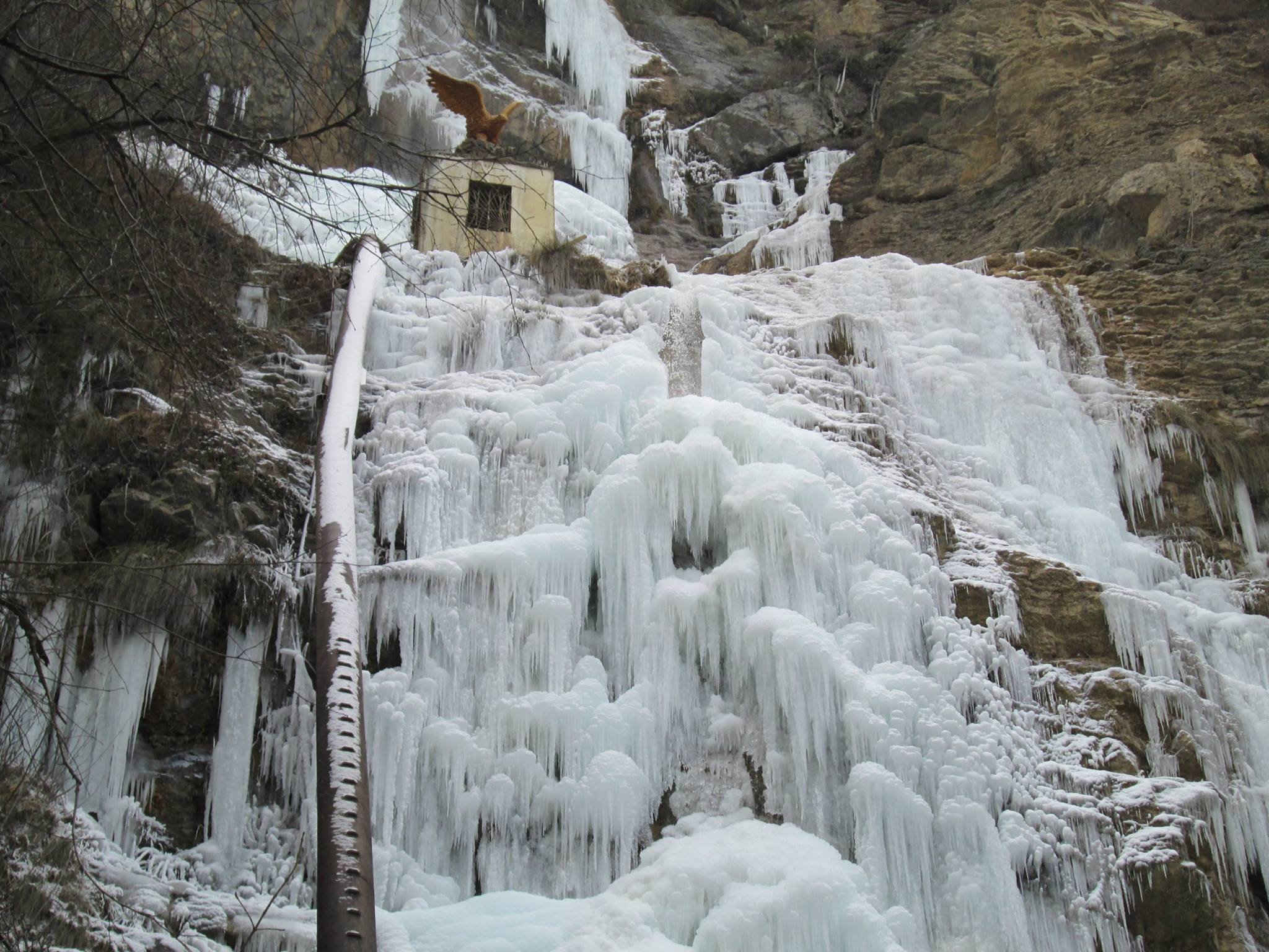 Замерзший водопад Фэнг