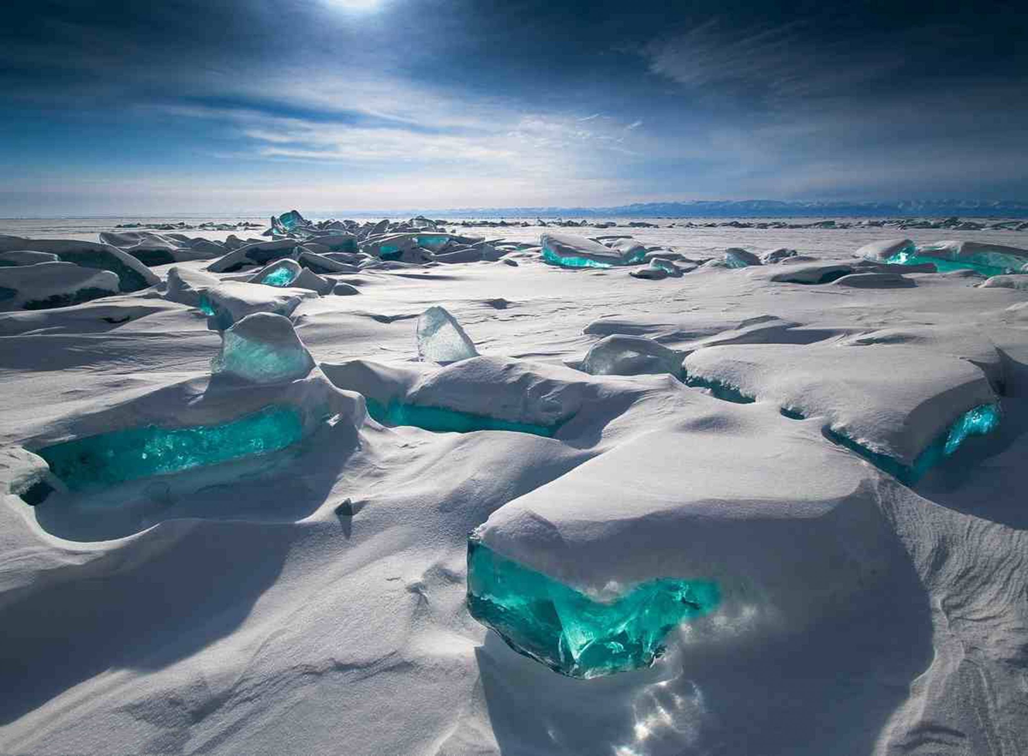 Байкальский айсберг. Лед Байкала. Айс Лейкс. Озеро Байкал лед. Бирюзовый лёд озера Байкал.