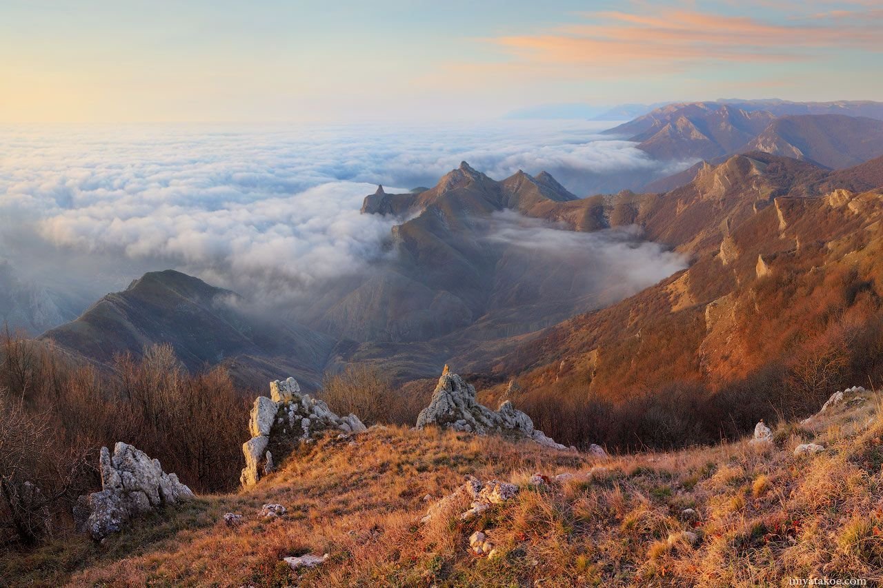 Утро в горах. Утро в горах Тютчев. Горные пейзажи Крыма. Рассвет в крымских горах.