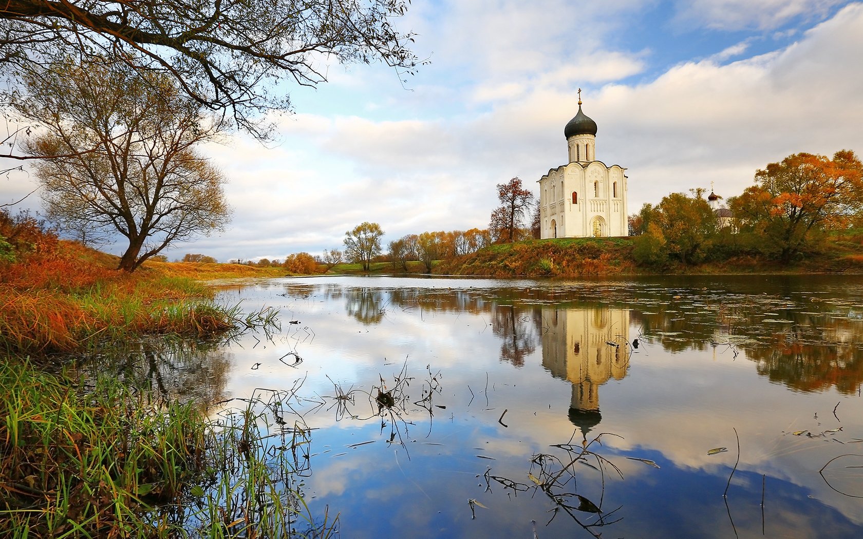 Храм Покрова на Нерли осенью