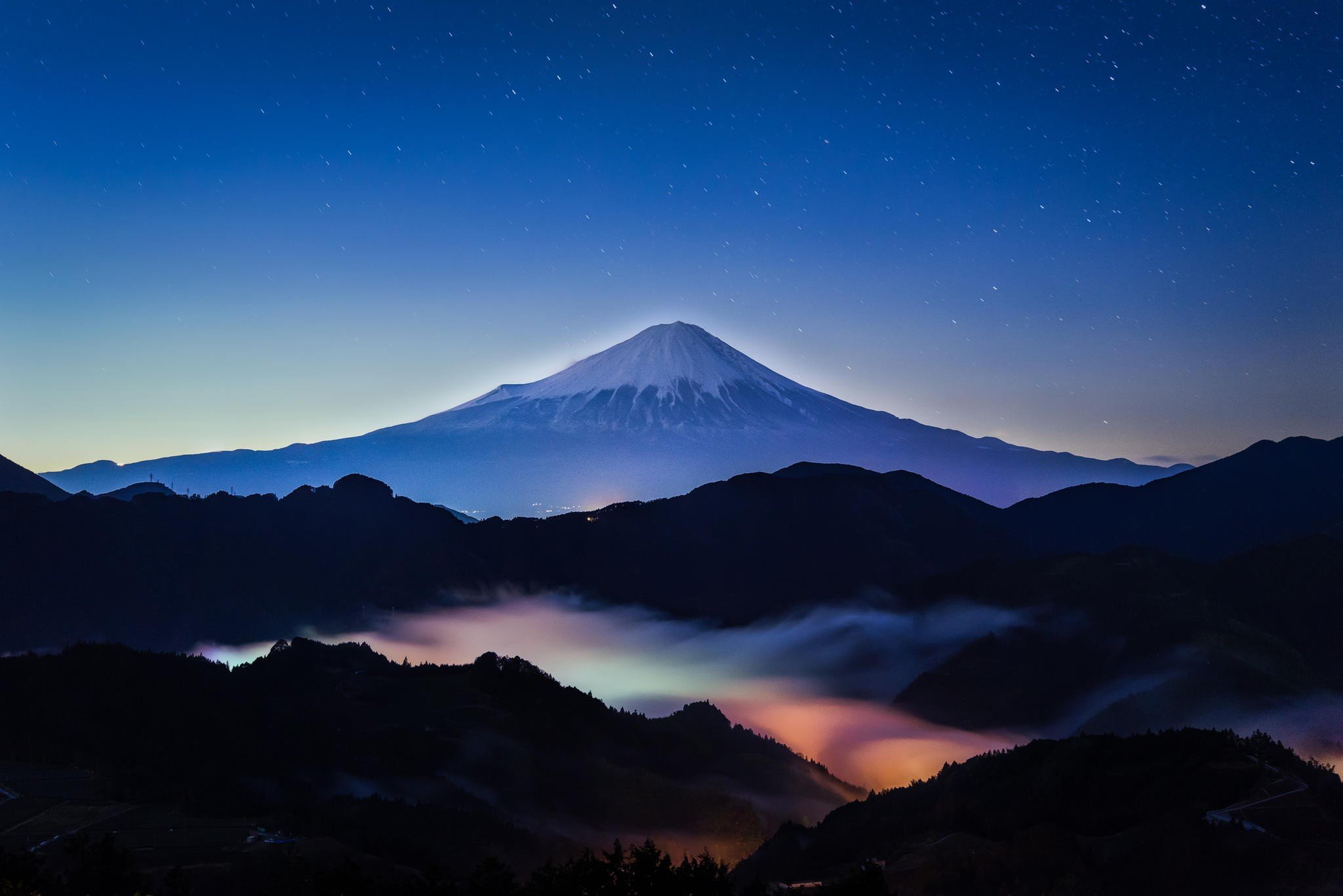 Mount fuji purple wallpaper engine. Япония Фудзияма рассвет. Гора Фудзияма в Японии пейзаж. Пейзаж гора Фудзи. Гора Фудзияма в Японии ночью.