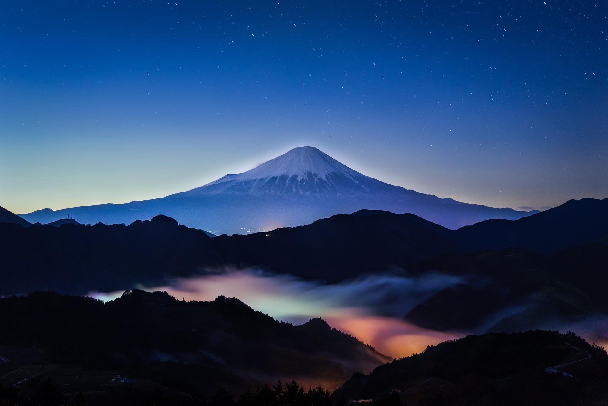 Midnight mountain. Гора Фудзияма. Пейзаж Японии гора Фудзияма. Гора Фудзи в Японии. Фудзияма Фудзии полнолуние.