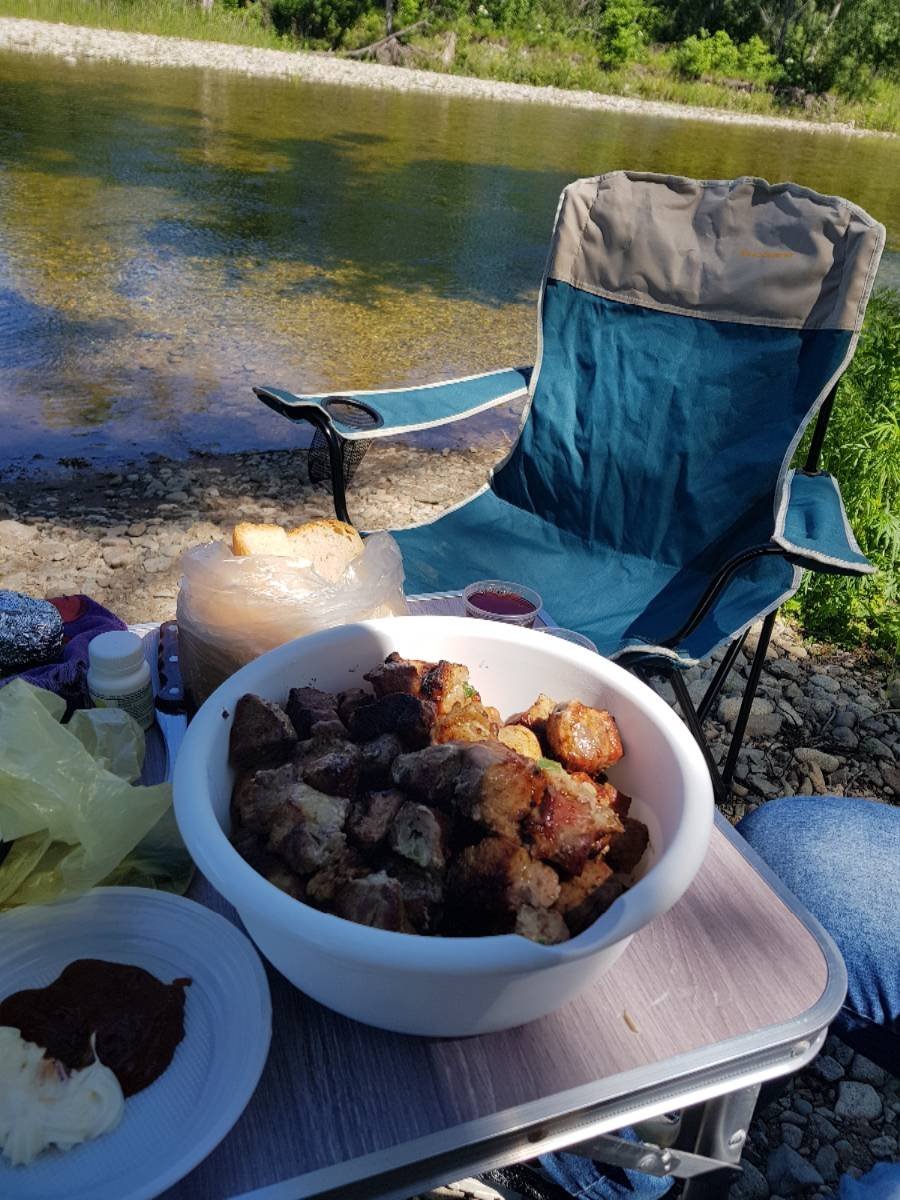 Можно ли жарить шашлык на речке. Шашлыки на природе. Шашлыки на речке. Стол на природе с шашлыками. Пикник шашлык на природе.