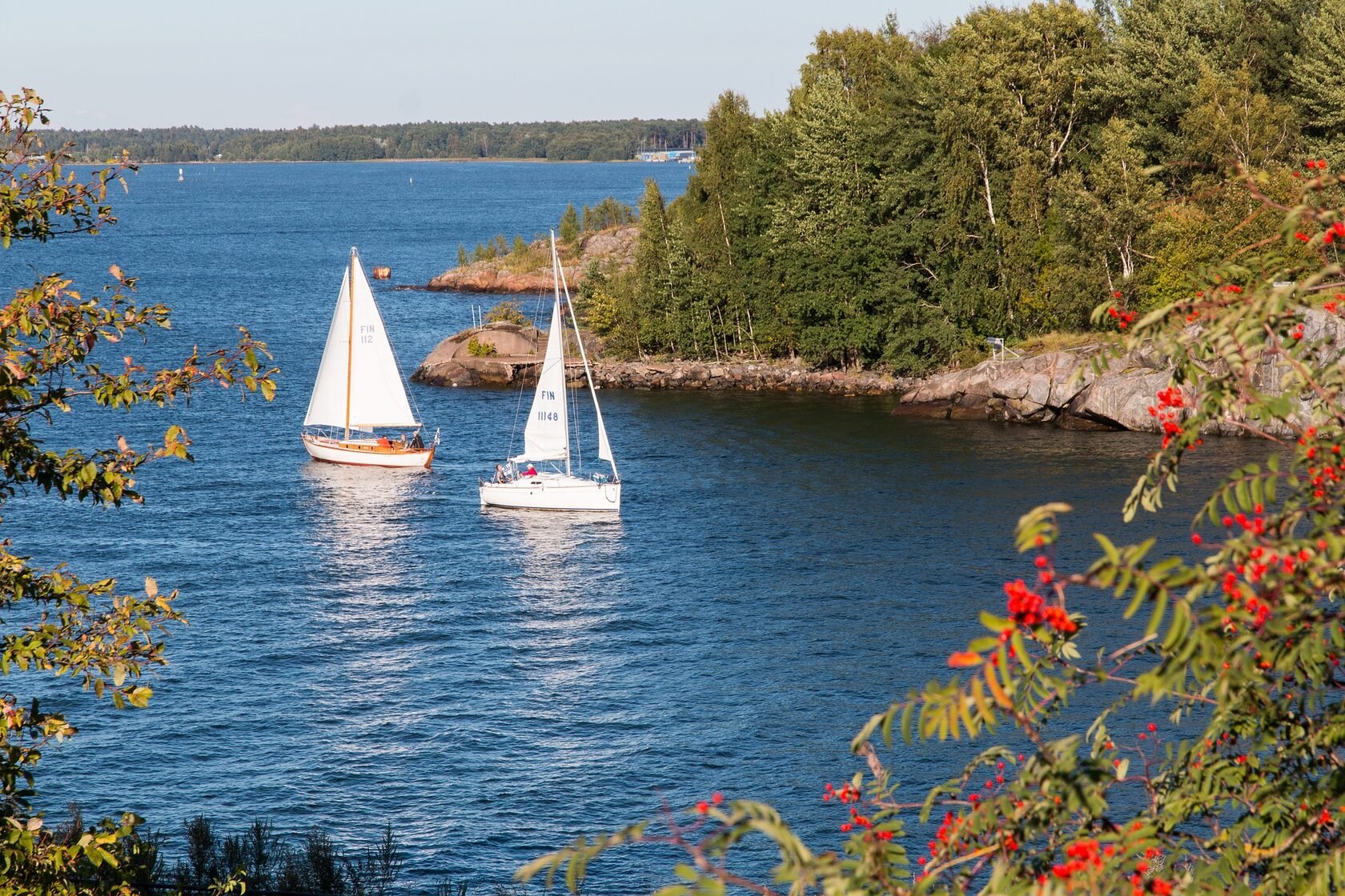 Лодки под парусом в море