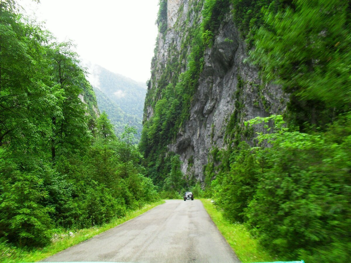 Абхазия дорога в горах