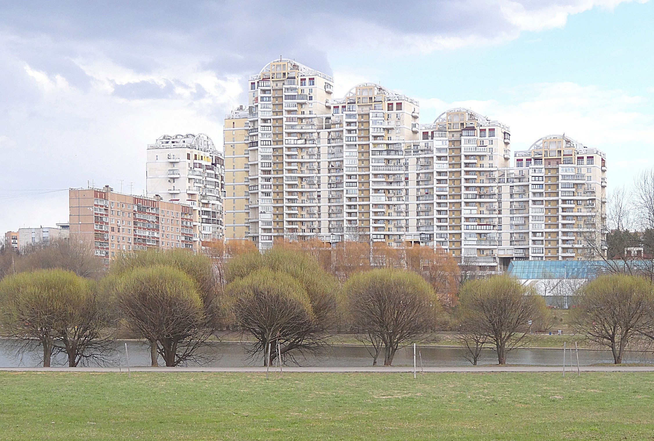 Ломоносовский проспект. Пруд на Улофа Пальме. Мосфильмовская ул., 53. Пруд на Мосфильмовской. Мосфильмовский район Москвы.