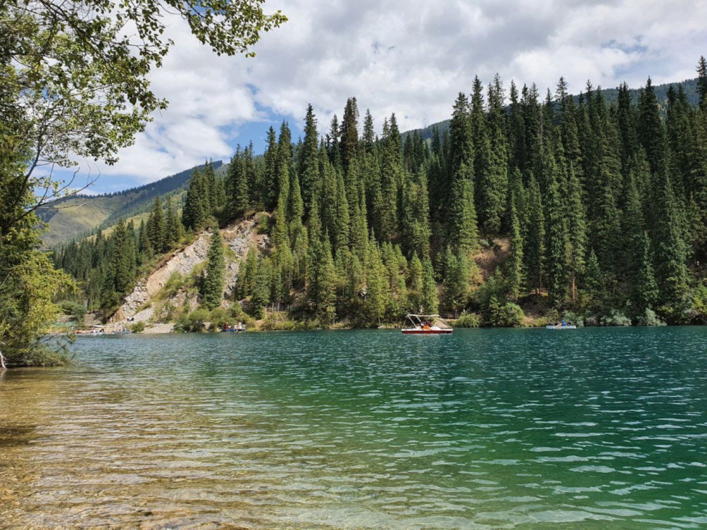 Озеро Кольсай фото девушка