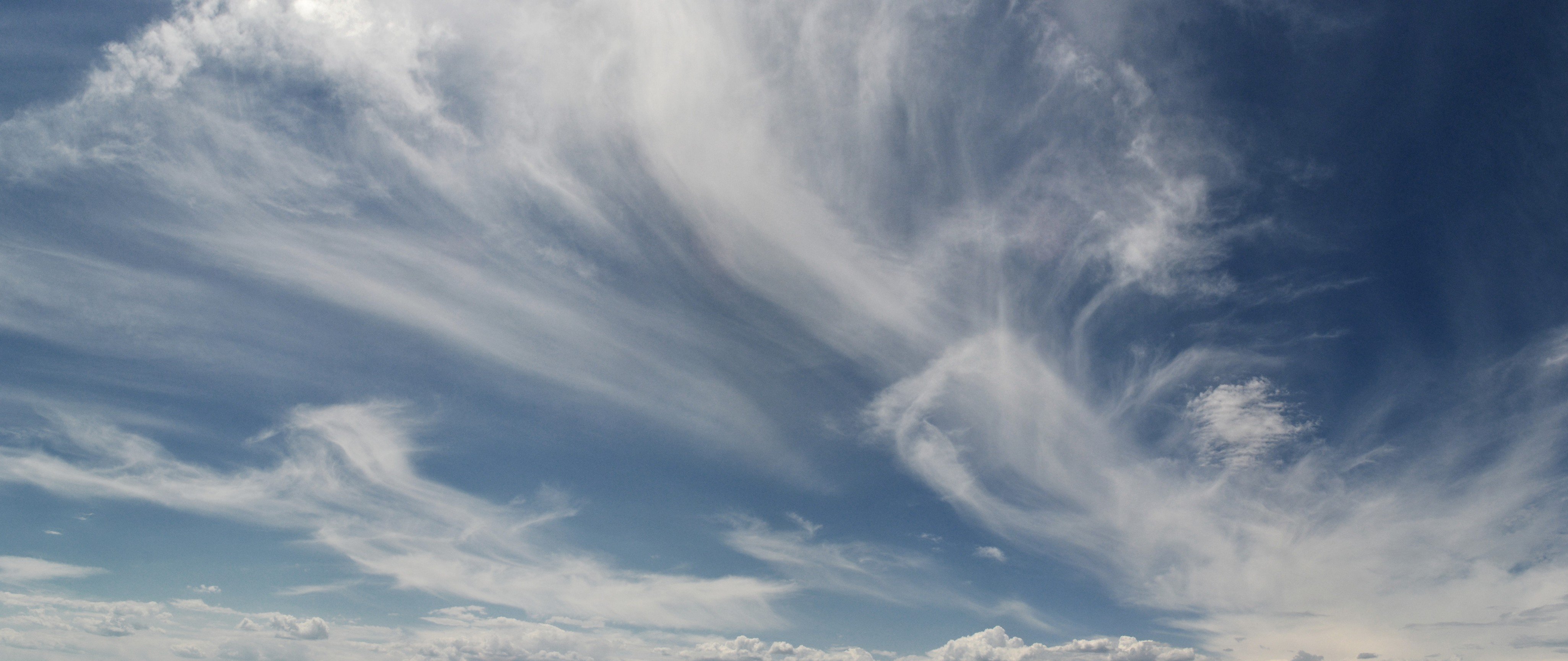 Стоя облака. Перистые хребтовидные облака. Stratus Cirrus Cumulus. Перьевые Слоистые облака. Небо перистые облака.