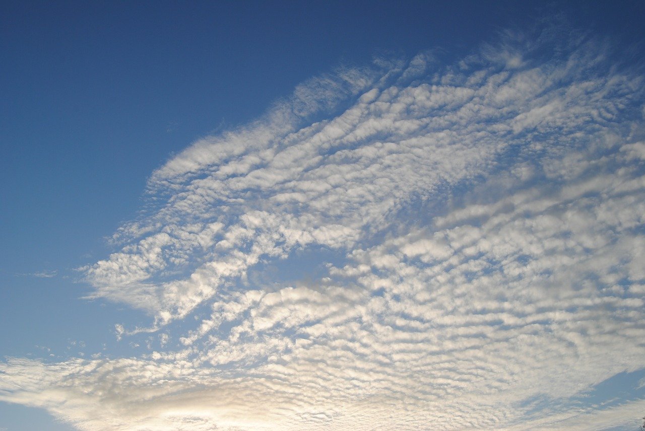 Небо с кучевыми облаками фото