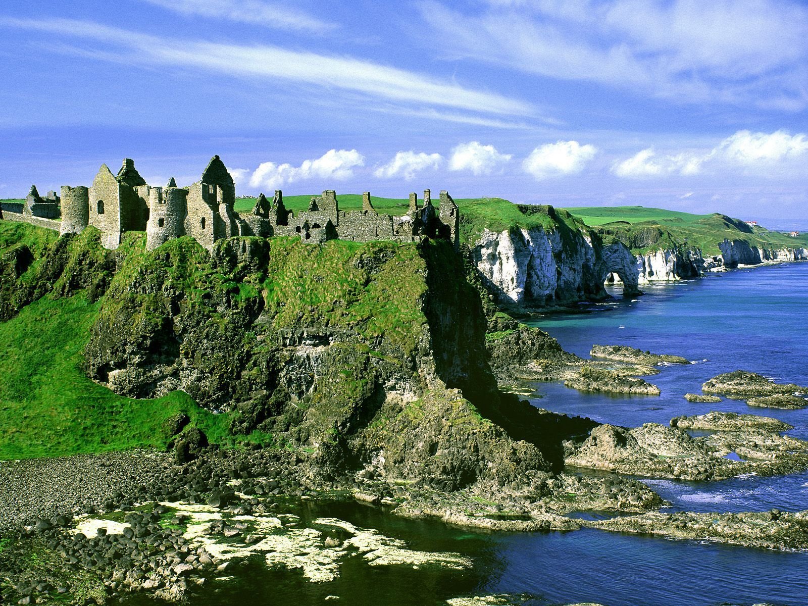 Scotland northern ireland. Замок Данлюс Ирландия. Ирландия Дублин природа. Изумрудный остров Ирландия. Вестпорт Ирландия.
