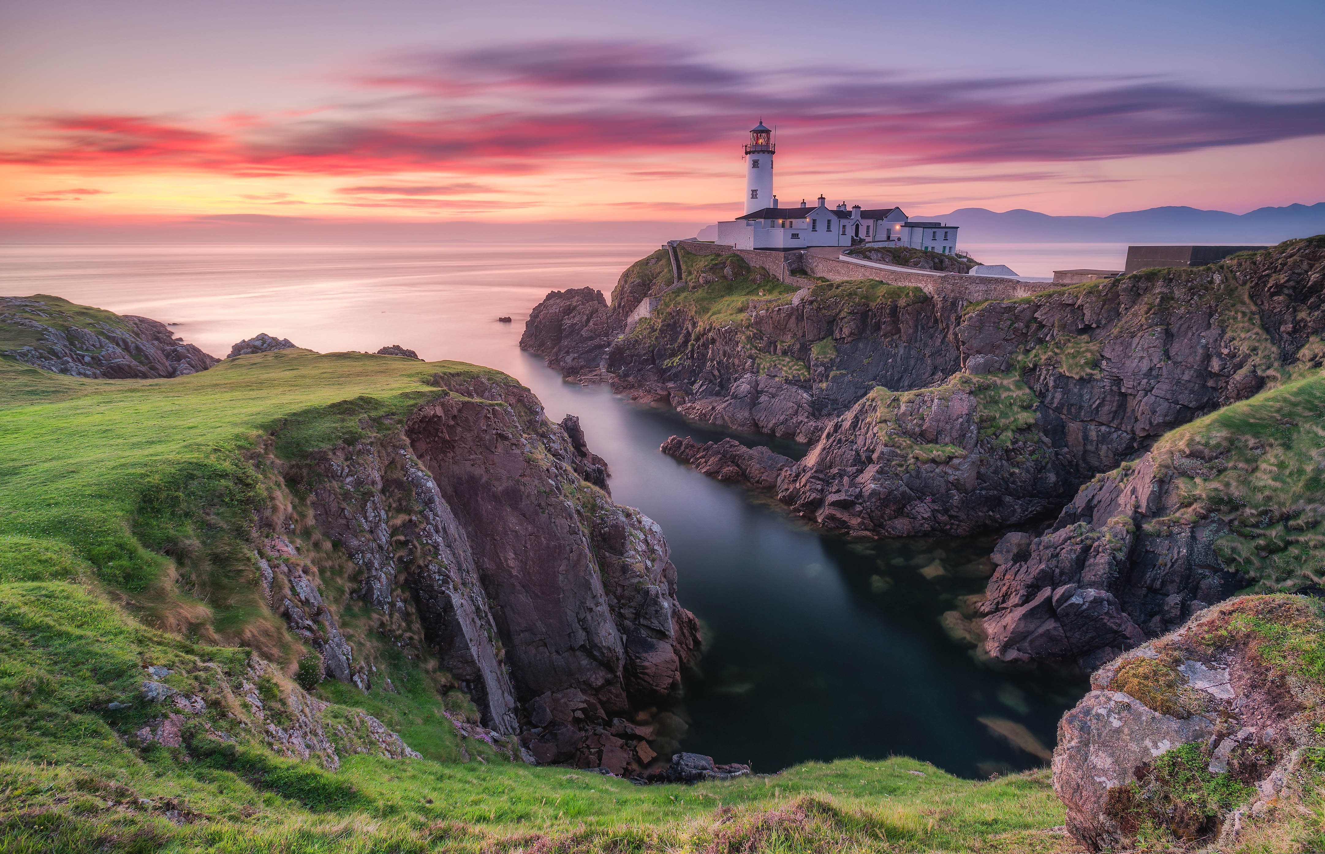 South ireland. Остров Скай Шотландия Маяк. Северная Ирландия изумрудный остров. Шотландия Дублин. Остров Скай Шотландия замок.