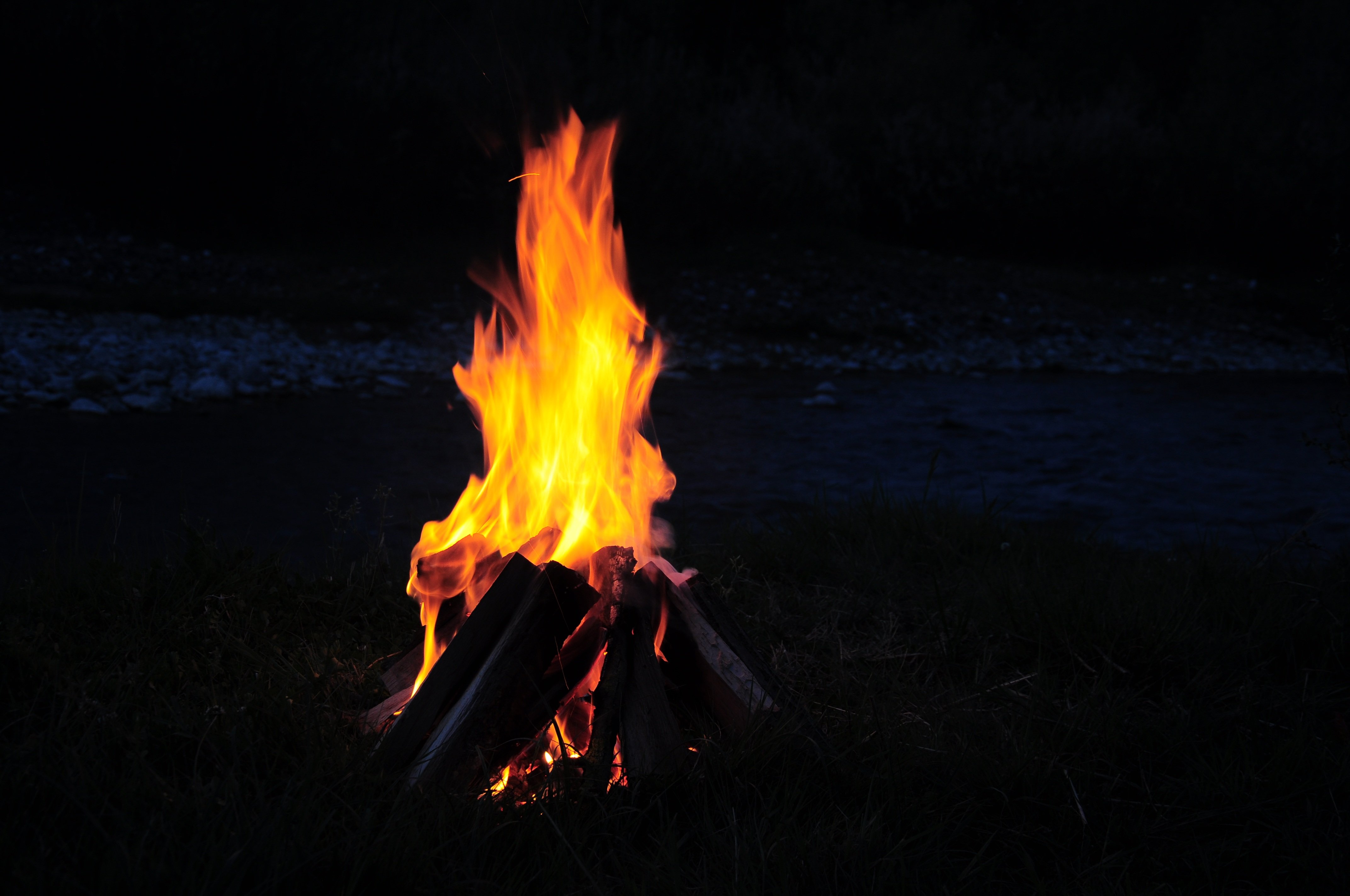 Night is on fire. Костер. Костер ночью. Огонь костер. Красивый костер.