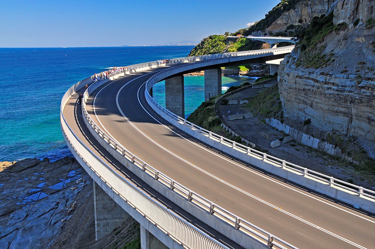 Мост связь дорог. Sea Cliff Bridge Австралия. Sea Cliff Bridge Вуллонгонг. Лазурный берег Италии дорога. Великая Океанская дорога Австралия.