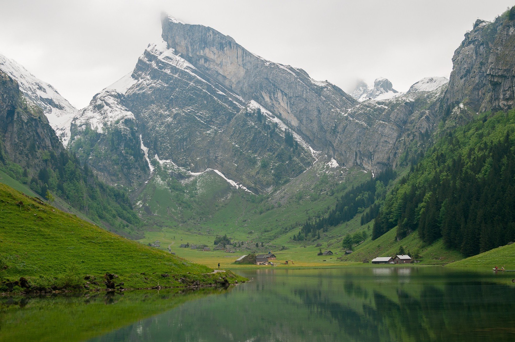 Сердце гор и рек. Озеро Зееальп, Швейцария. Швейцария горы Альпы озеро. Швейцария горы Долина озеро. Швейцарские Альпы Долины озеро.