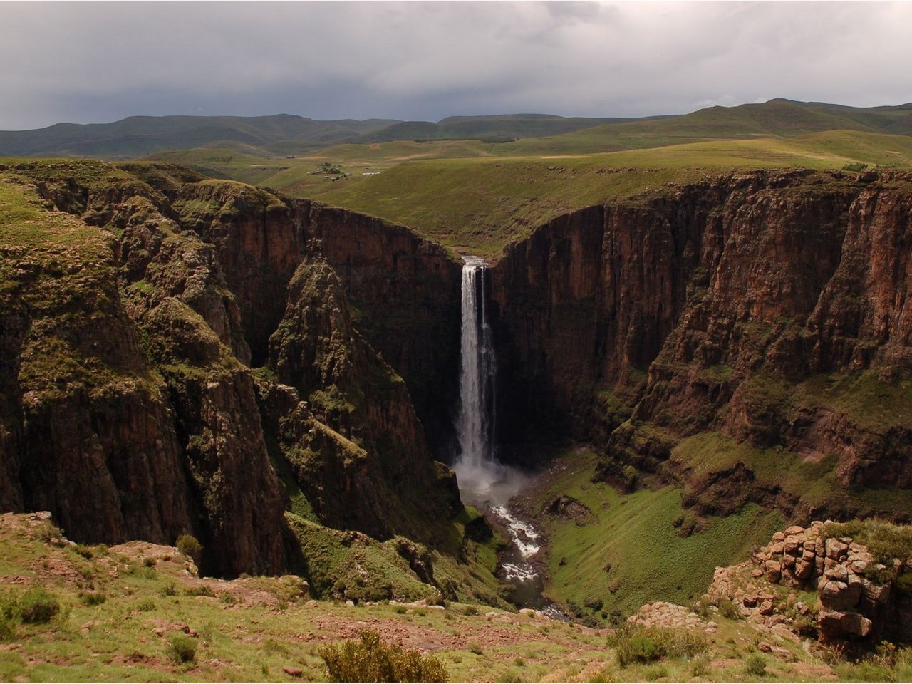 Отзывы тугела реальных. Водопад Малетсюнейане Лесото. Водопад Тугела. Южноафриканский водопад Тугела. Водопад Малецуньяне.