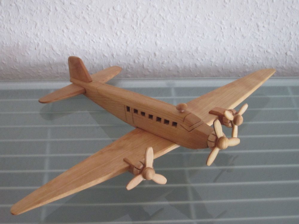 Макет самолета из дерева