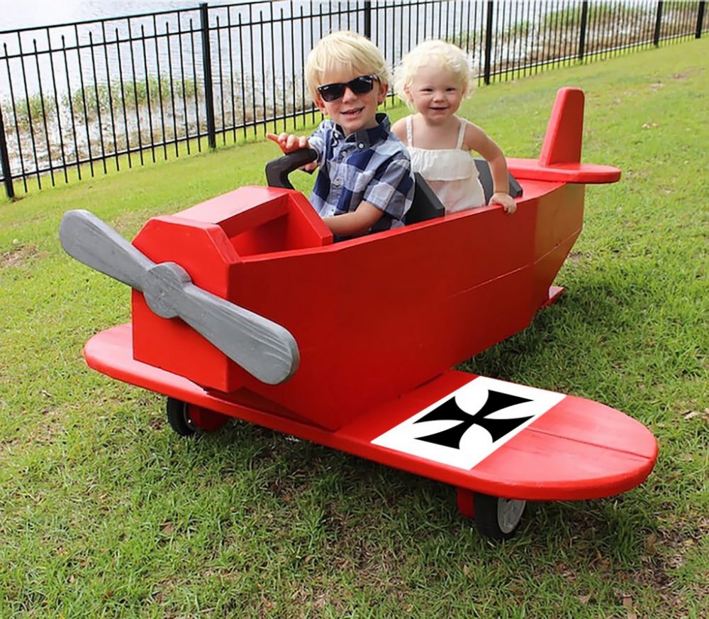 Деревянный самолет на детскую площадку