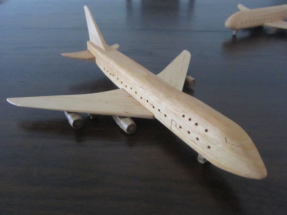 Модель Боинга 747 из дерева