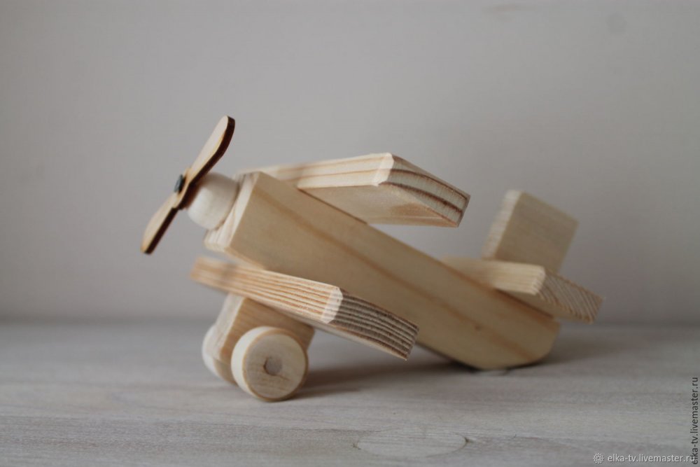 Деревянный самолетик на колесиках