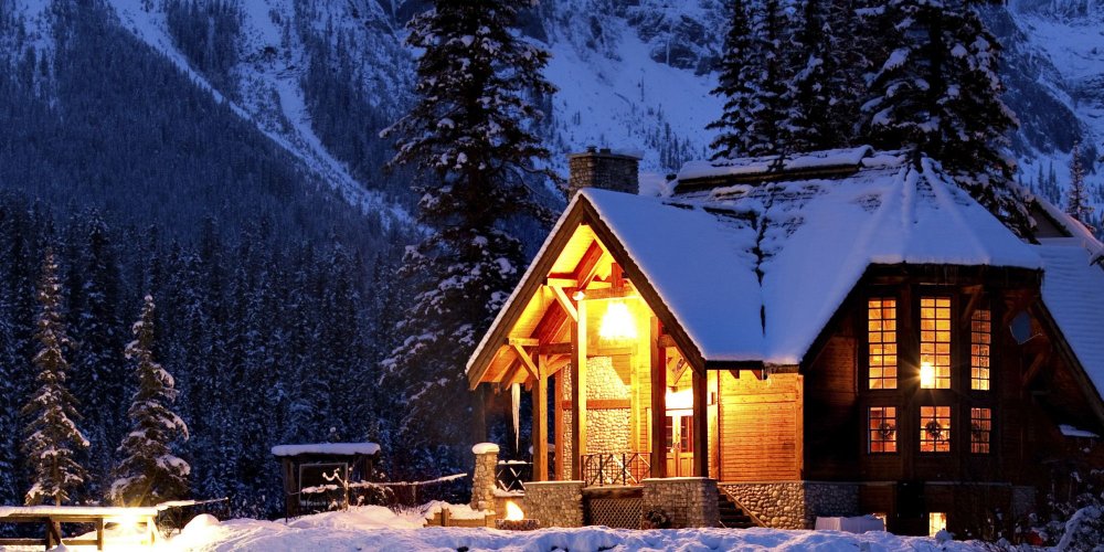 Деревянный домик в горах зимой