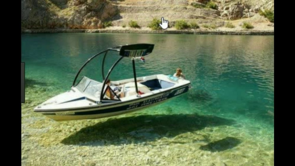 Лодка на прозрачной воде