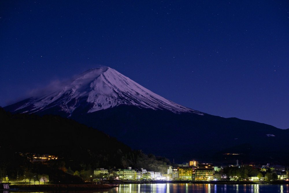 Гора Фудзияма в Японии ночью