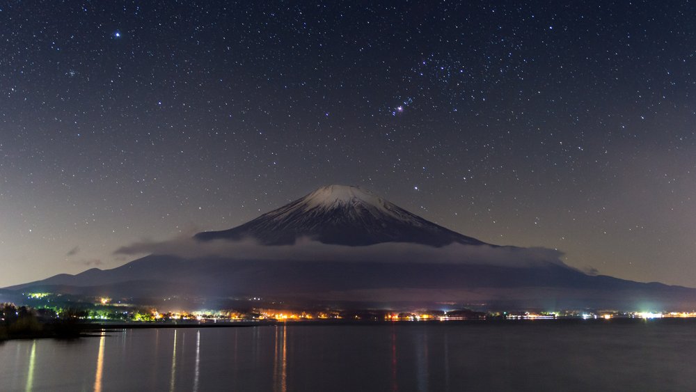 Гора Фудзияма в Японии ночью