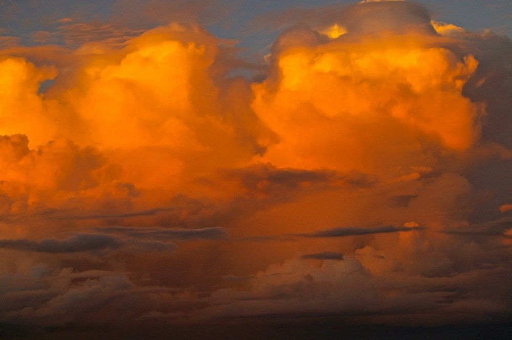 Ярко оранжевые облака