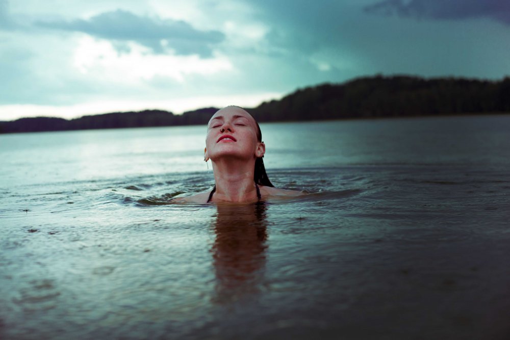 Девушка в воде со спины