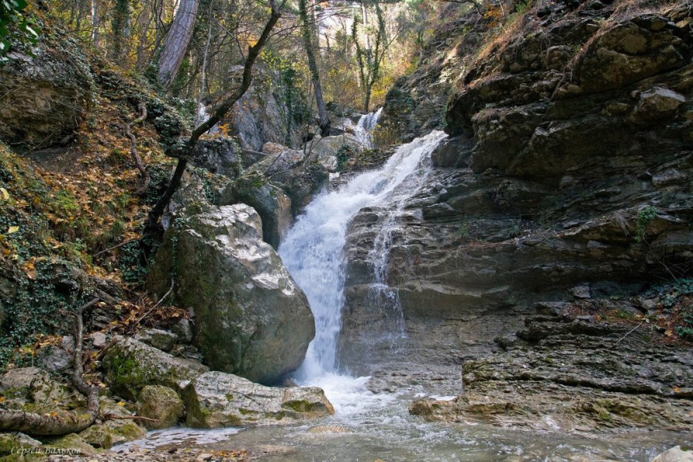 Водопад серебряные струи в Крыму