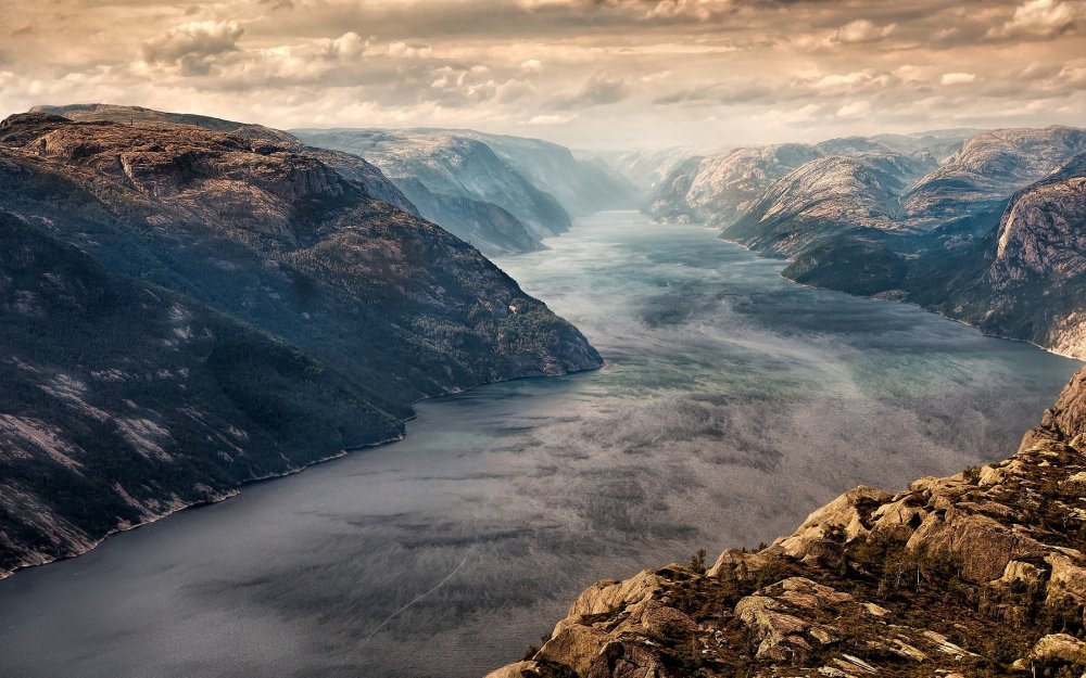Фьорды Норвегии в тумане