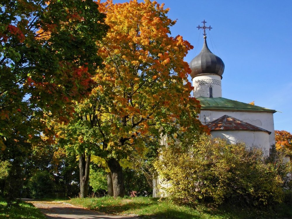 Церковь осень монастырь