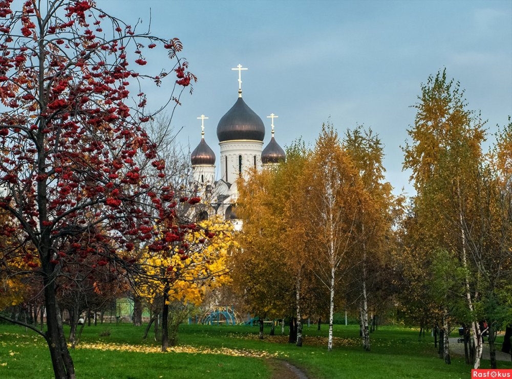 Осенний храм Серафима Саровского