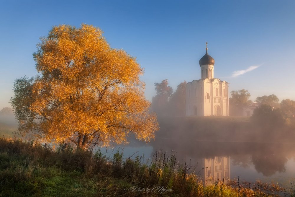 Храм Покрова на Нерли осенью