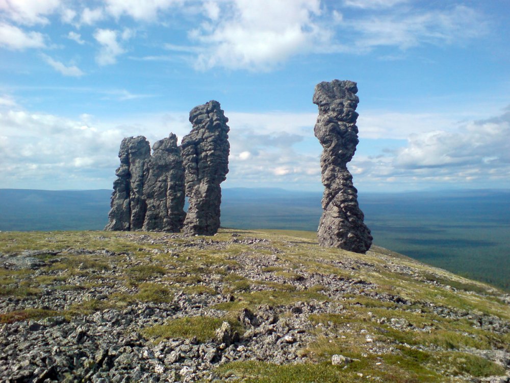 Маньпупунер (мансийские болваны)