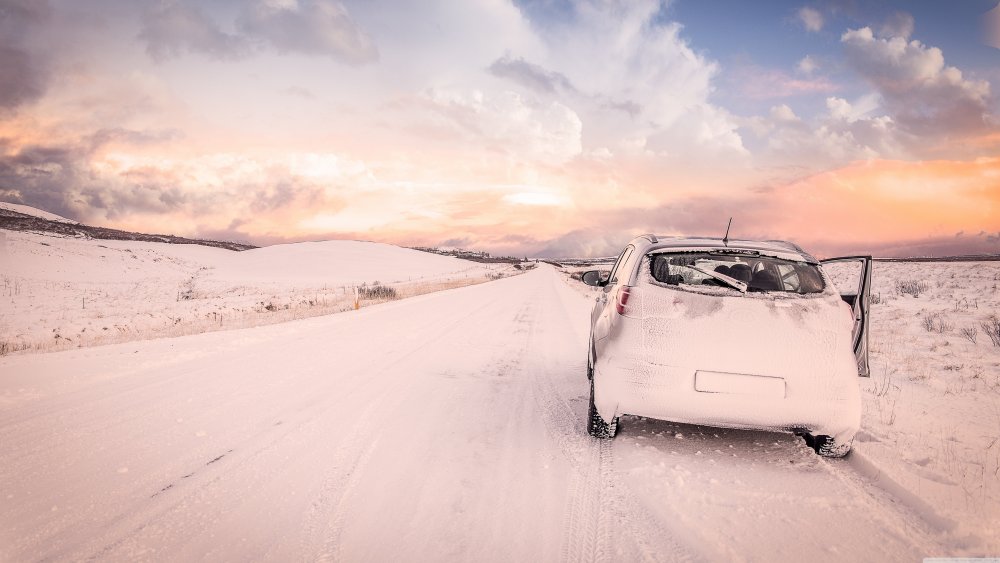 Автомобиль на зимней дороге