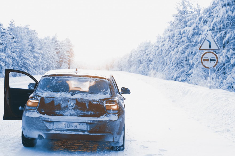 Машины на зимнем фоне