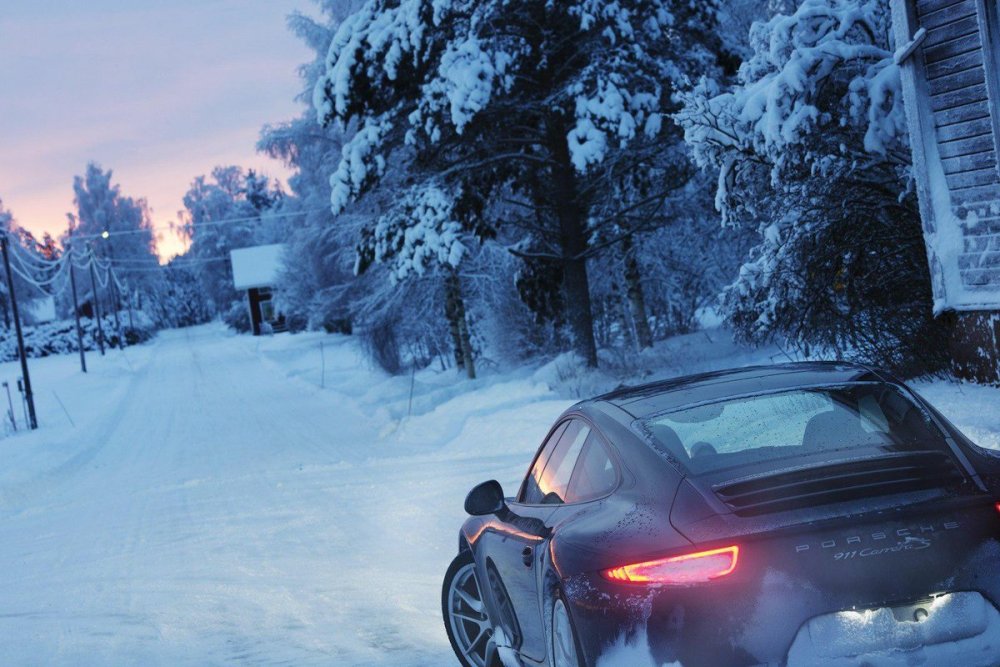 Зимний пейзаж с машиной