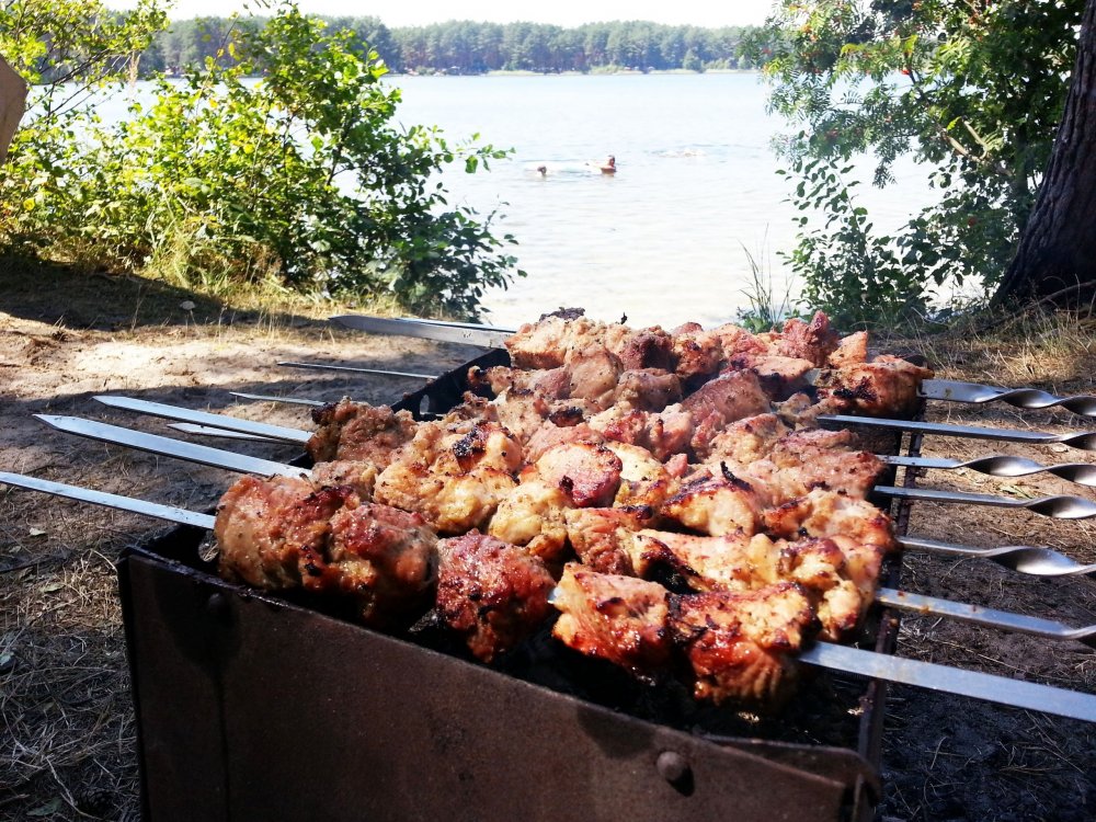 Шашлык на мангале на природе