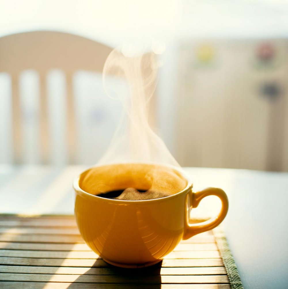 Солнечное утро с чашкой кофе