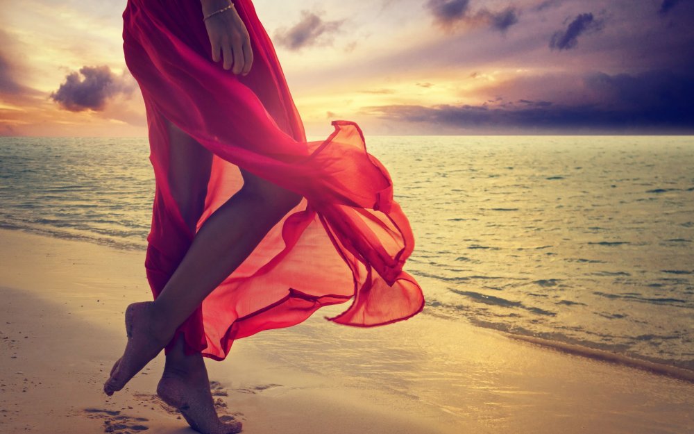 Девушка в Красном платье на пляже