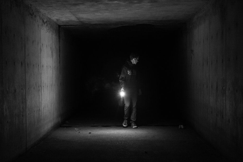 Человек в темном коридоре