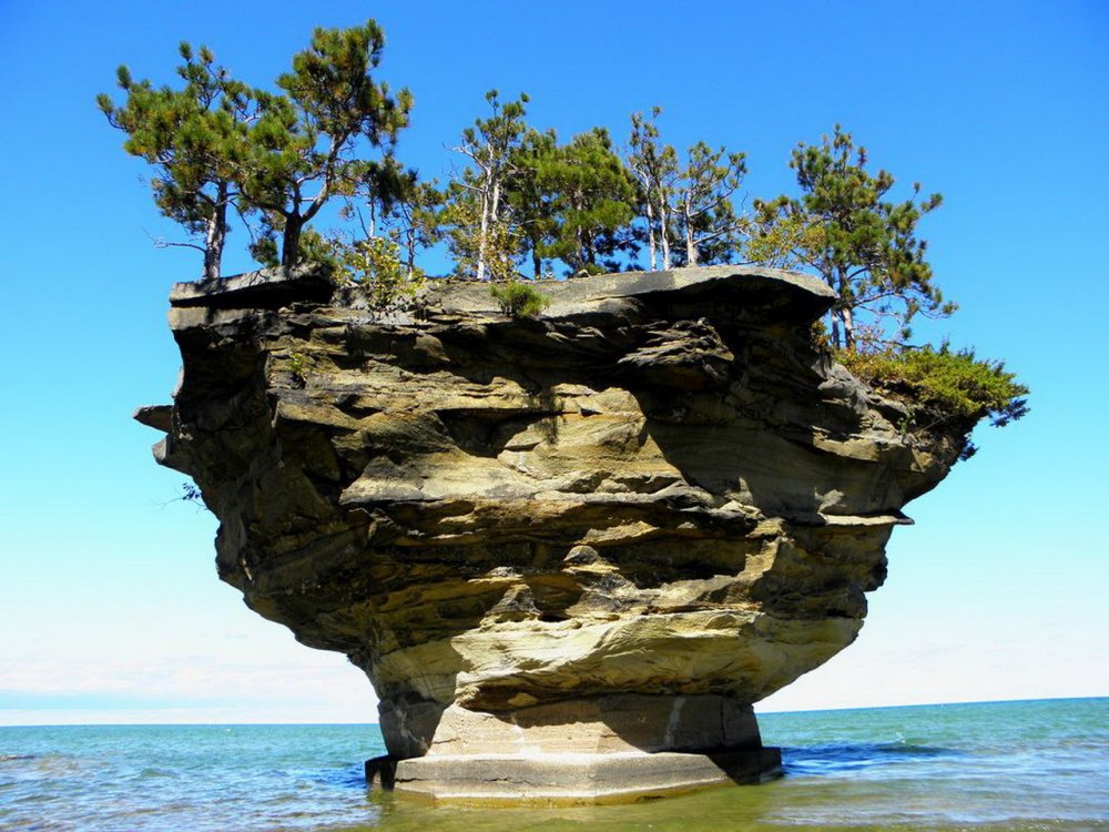 Скала Turnip Rock на озере Гурон