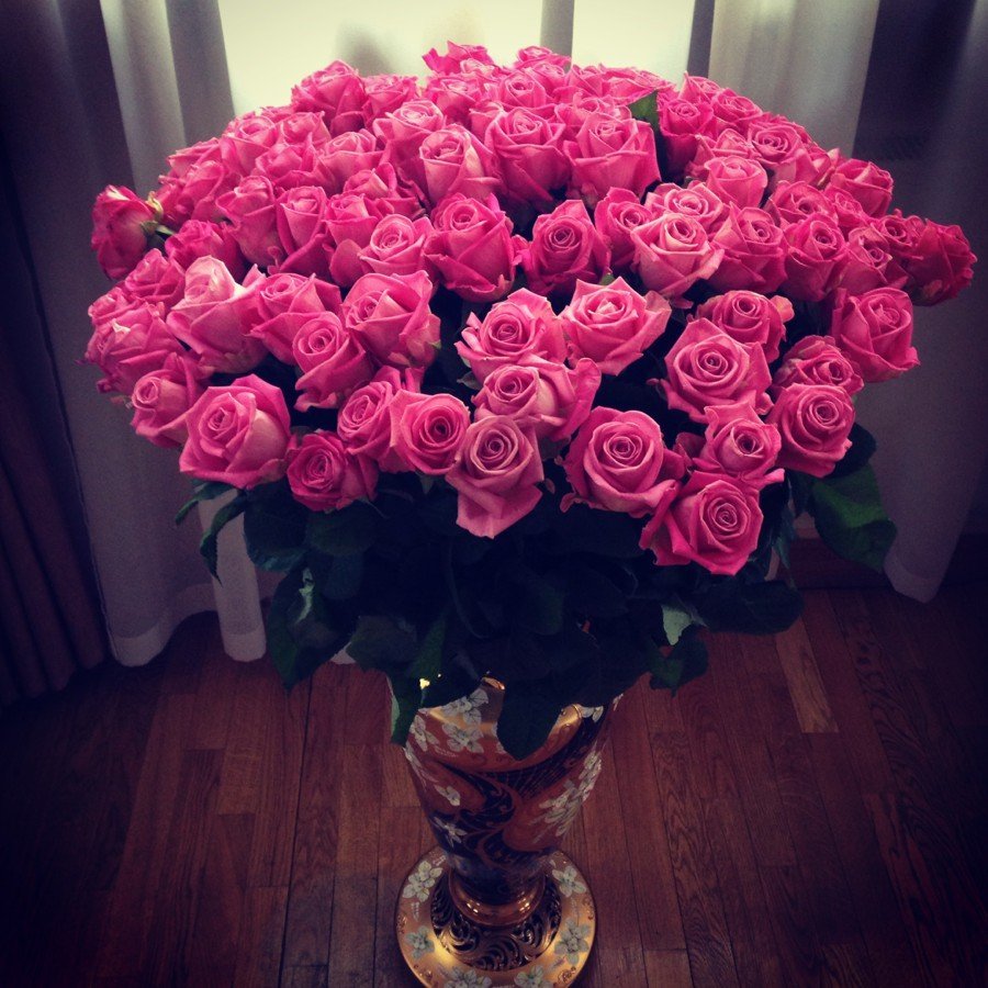 букет роз на столе в вазе