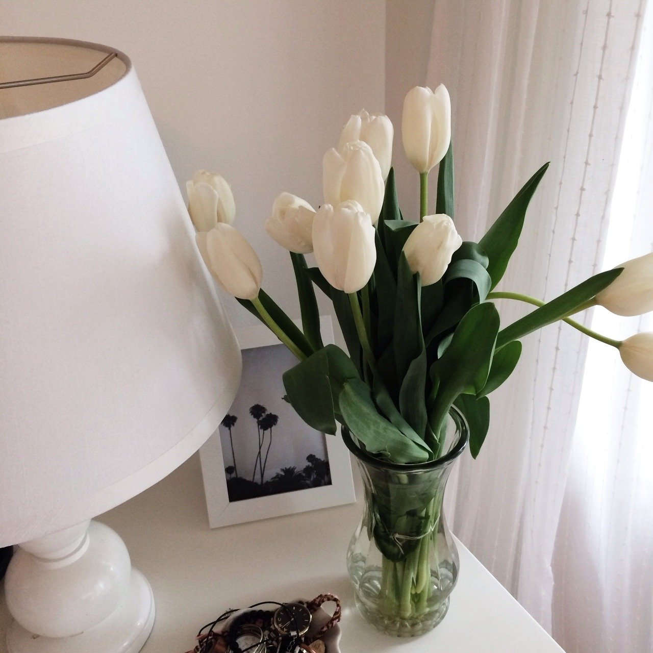 Белые тюльпаны в интерьере